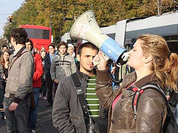 Zuvor waren am Freitag einige hundert Studenten mit den Rufen "Der Hahn gehört gerupft" und "Erlagschein ins Klo" von der Universität aus über den Ring gezogen. Sie demonstrierten gegen die ihrer Meinung nach restriktive Hochschul-Politik. Andere halten das Audimax der Hauptuni besetzt.