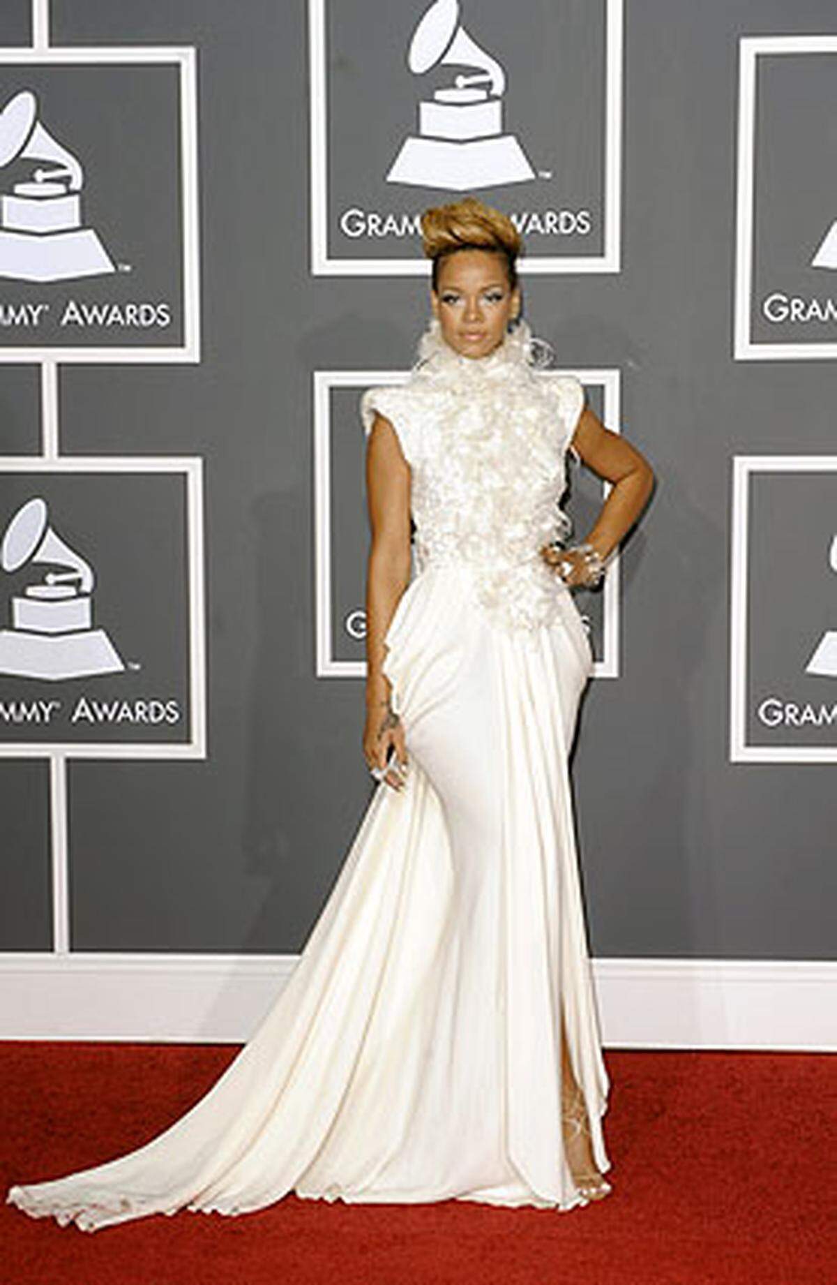 Die 21-jährige Rihanna trägt ein strenges und Halsentzündung-hemmendes Haute-Couture-Kleid von Elie Saab.