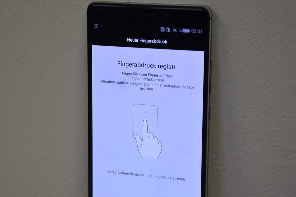 Das Metallgehäuse beherbergt auf der Rückseite eine 13-Megapixel-Kamera. Darunter ist der Fingerprint-Scanner platziert. In den Einstellungen (unter Datenschutz und Sicherheit) findet man den Punkt "Fingerabdruck-ID". Das Einrichten funktioniert einwandfrei und auch im Alltag erkennt der Scanner den Finger, auch wenn er nicht jedes Mal exakt gleich aufliegt. Zudem kann man unter diesem Menüpunkt einstellen, wofür der Fingerprint-Scanner eingesetzt werden soll.