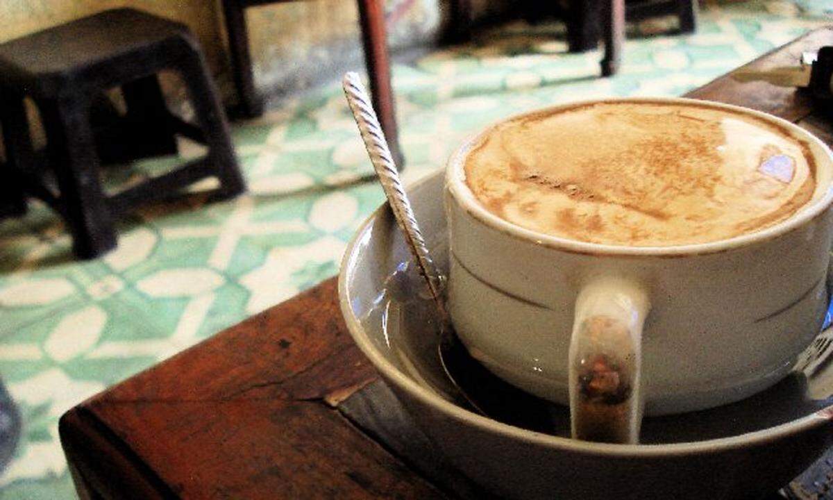 Vietnam ist ein Land des Kaffees. Gäste des Café Giang, das sich heute in der Altstadt Hanois befindet, kommen allerdings für mehr als nur den normalen Cappuccino vorbei. Die Spezialität des Hauses heißt „ca phe trung“, ein Eierkaffee. Entstanden ist das Rezept in den 1940ern Jahren, als das Land in einer schweren Krise steckte und es einfach nicht genug Milch gab. Da mussten eben Eier herhalten. Weitere Zutaten: Kondensmilch, Kaffeepuder, Butter, ein wenig Käse. 39 Nguyen Huu Huan Street, giangcafehanoi.com