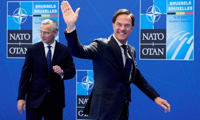 Nato-Generalsekretär Jens Stoltenberg <em>(hinten)</em> wird seinen Job heuer wohl an den saloppen Niederländer Mark Rutte übergeben.