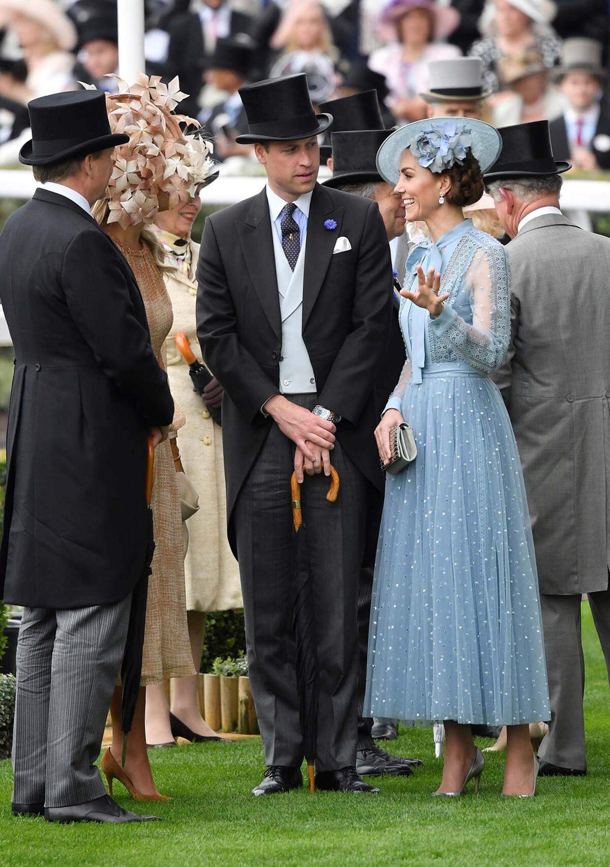 Silberne Absätze und eine metallische Clutch rundeten den Look ab, der perfekt zum Typ der Herzogin passte.