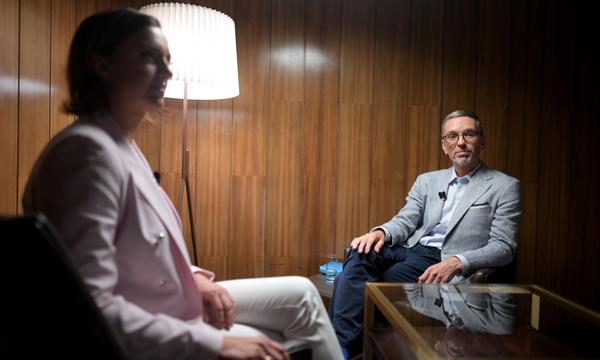 Im Sprechzimmer des Parlaments: Herbert Kickl (FPÖ) und Susanne Schnabl (ORF).