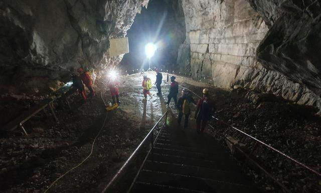 Fünf Menschen sitzen in der Križna-Höhle fest.