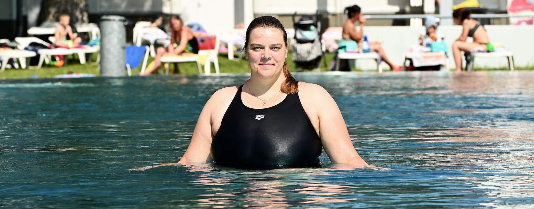 Schwimmlehrerin Franziska Steinmetz (im Wiener Stadionbad) gehen die jungen Schülerinnen und Schüler nicht so schnell aus.