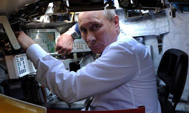 Russlands Präsident Wladimir Putin gibt sich oft kriegerisch, hier in einem Panzer des Typs T-90AM.