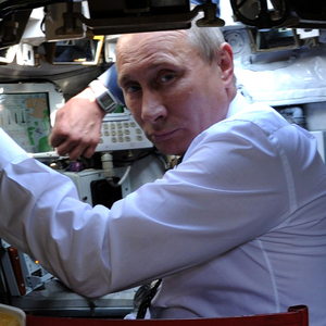 Russlands Präsident Wladimir Putin gibt sich oft kriegerisch, hier in einem Panzer des Typs T-90AM.