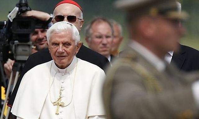 Papst Benedikt XVI am Flughafen von Zagreb.