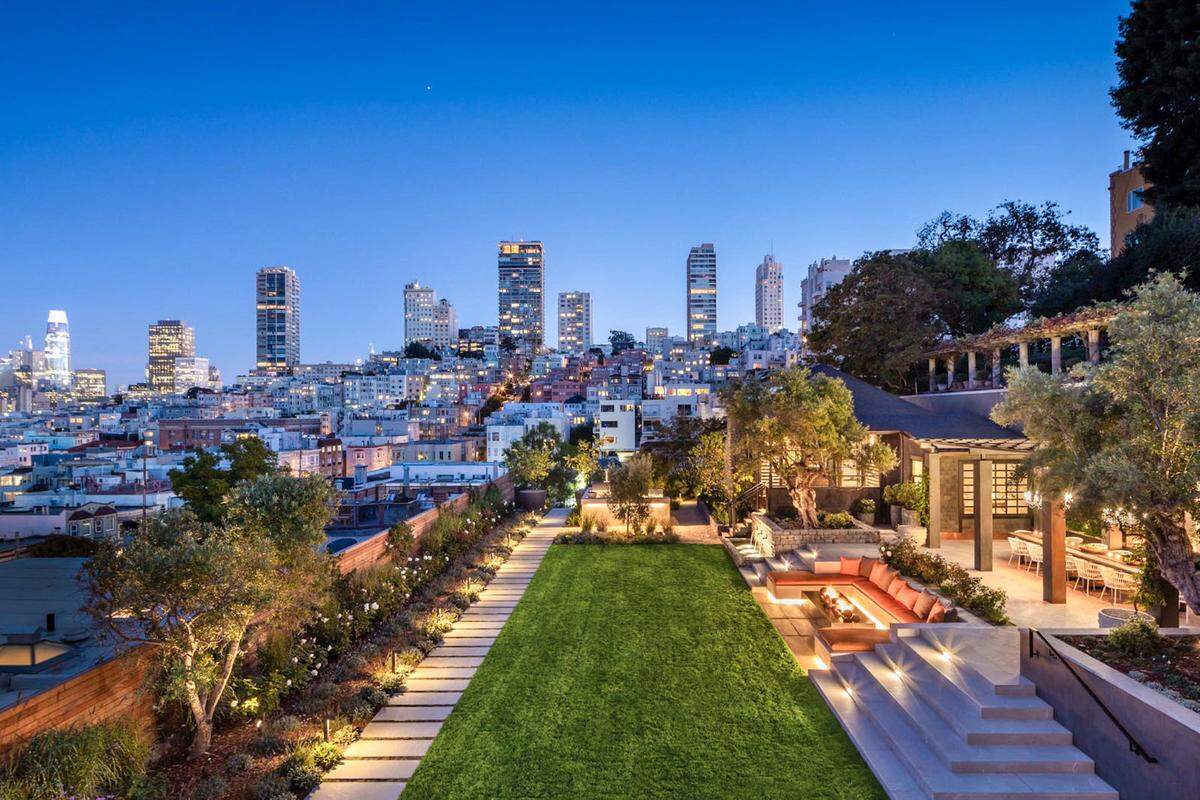 Das über 880 Quadratmeter große Haus bietet einen atemberaubenden Blick auf die Bucht von San Francisco und Telegraph Hill. Es wurde kurz nach dem Erdbeben 1906 von dem Architekten Willis Polk entworfen, die Fertigstellung dauerte sechs Jahre.