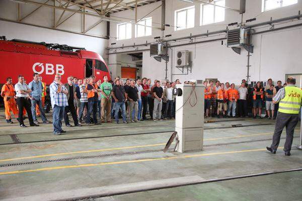 Die Betriebsversammlungen fanden bei den Salzburger Lokalbahnen sowie bei den ÖBB statt, teilte vida-Gewerkschaftssprecher Hansjörg Miethling mit. Falls es zwischenzeitlich zu keinem weiteren Verhandlungstermin kommt, sollen kommenden Donnerstag weitere Betriebsversammlungen in Linz und Graz stattfinden.