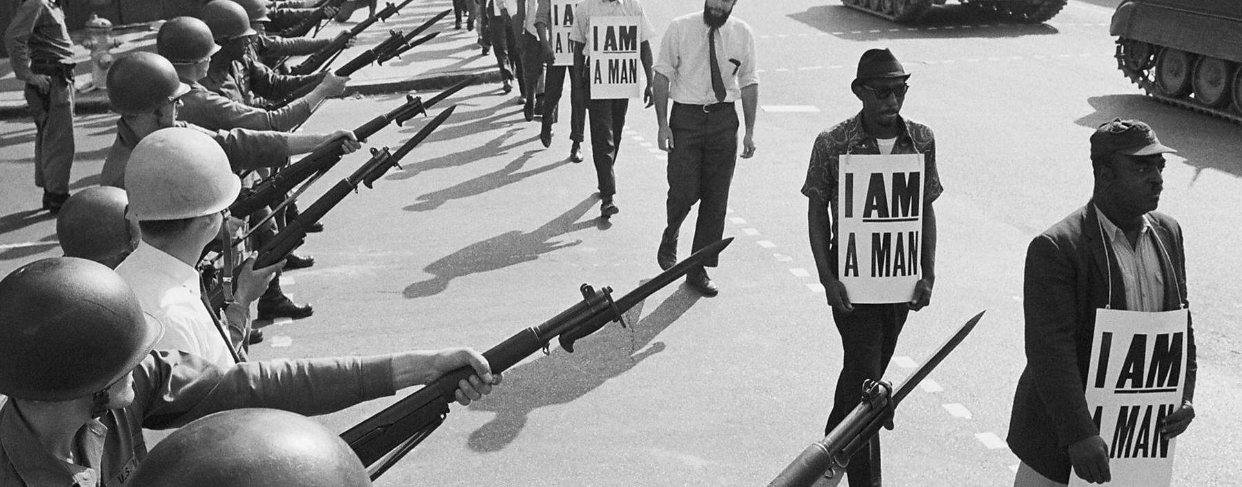 So war es 1968, damit droht Trump noch heute: Die Nationalgarde riegelt die Beale Street in Memphis vor Demonstranten der Bürgerrechtsbewegung ab.
