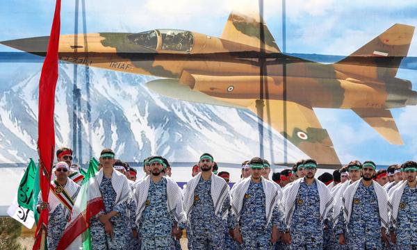Die iranische Armee wappnet sich für einen Gegenschlag. Bei einer Militärparade in Teheran zeigte sie Geschlossenheit. 