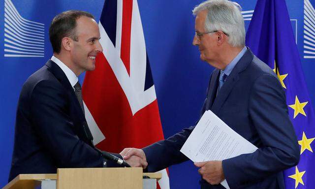 Archivbild der beiden Chefverhandler: Dominic Raab (für Großbritannien) und Michel Barnier (für die EU-Kommission)