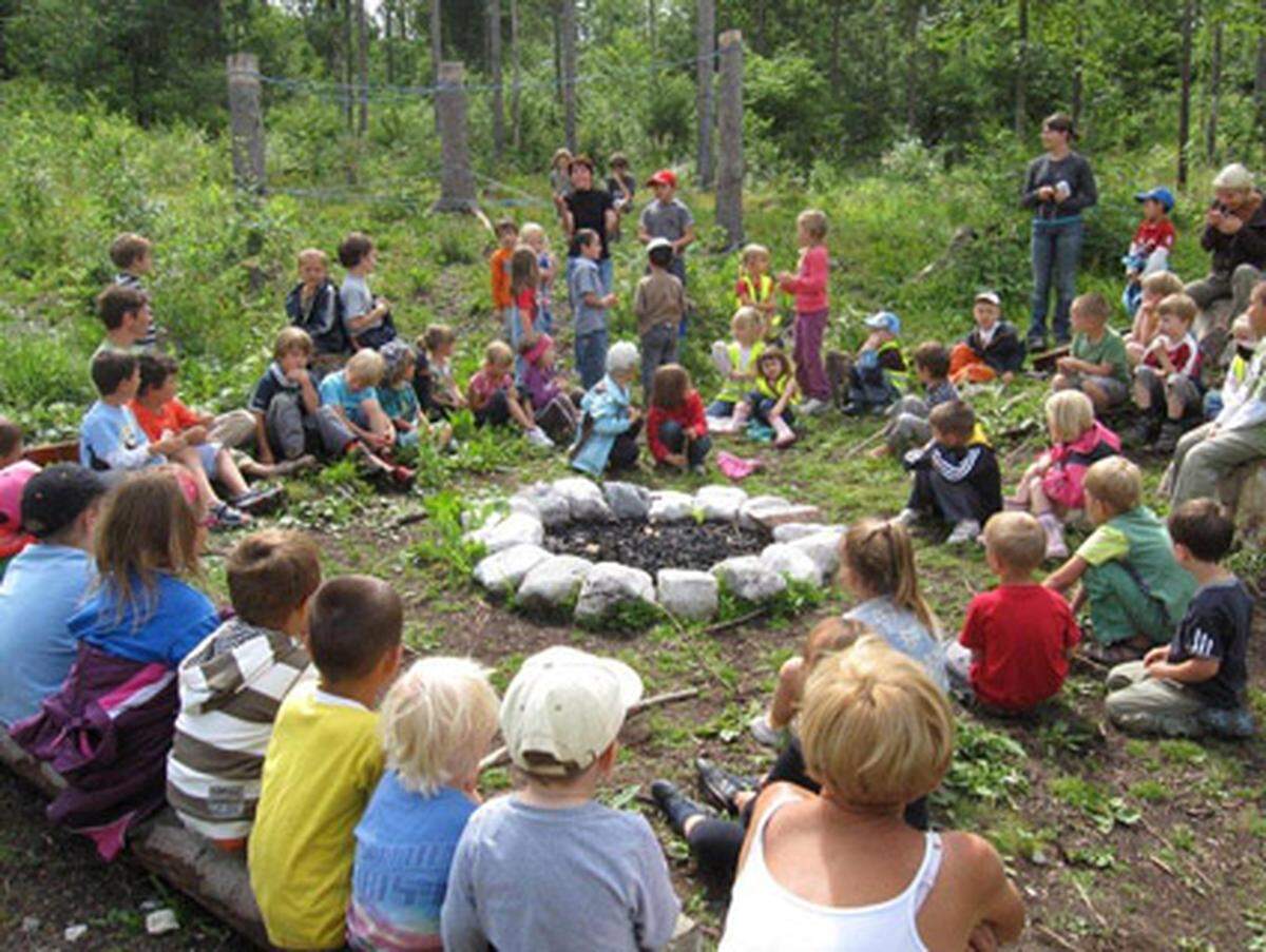 Das ganze Jahr im Wald - auch bei Regen und Schnee. Das sind Kinder im Waldkindergarten, etwa in Saalfelden bei Salzburg. Die Idee kommt ursprünglich aus Dänemark. Problematisch ist das im-Wald-sein auch bei Schlechtwetter nicht, meinen Pädagoginnen: Alles eine Frage der Ausrüstung. Für die eisigsten Tage gibt es ein kleines Notquartier - ansonsten verbringen die Kinder ihre Tage im Indianerzelt, auf verschiedenen Lagerplätzen oder im Gemüsegarten.