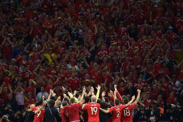 Wales feiert nach dem 3:1-Sieg gegen Belgien mit den Fans.