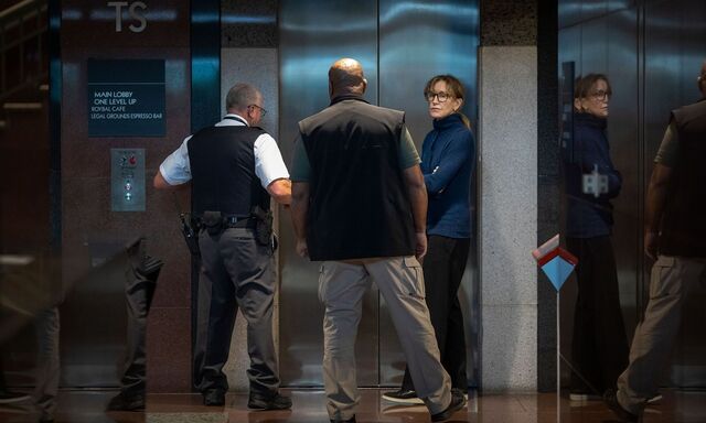 Zahlte angeblich 15.000 US-Dollar für die Schönung eines Aufnahmetests ihrer Tochter: Schauspielerin Felicity Huffman in einem Gericht in Los Angeles.