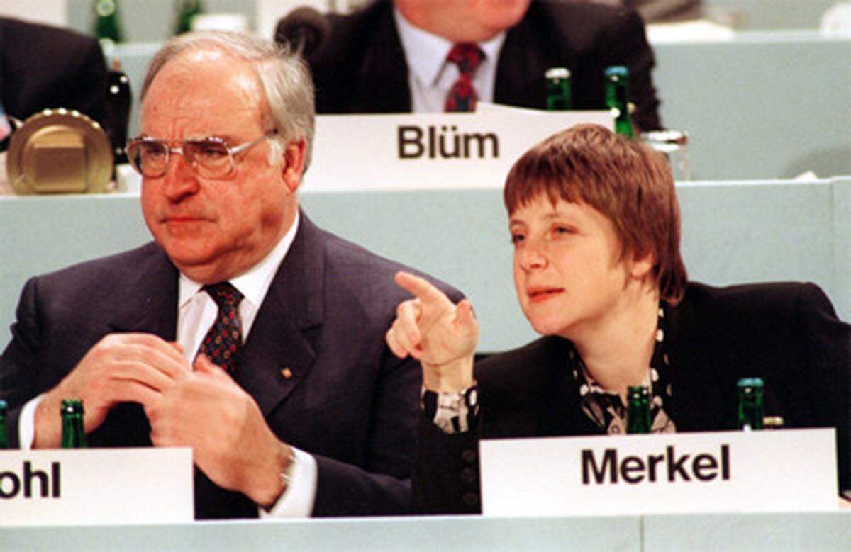 Merkel legte eine politische Karriere hin, die ihr zu Beginn kaum jemand zugetraut hätte. Ende 1990 tauchte sie praktisch aus dem Nichts in der Bundespolitik auf und musste sich erst gegen eine eingeschworenen Männerriege und vor allem gegen ihren scheinbar allmächtigen Ziehvater Helmut Kohl durchsetzen.