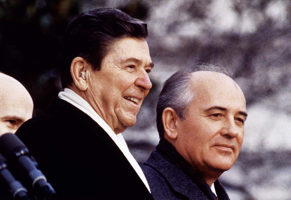 Für den Westen war und bleibt Michail Gorbatschow „Gorbi", ein Friedensengel. Ronald Reagan und Michail Gorbatschow 1985 in Genf.