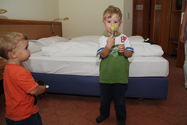 Zur Begrüßung gibt es für die beiden ein kleines Geschenk.