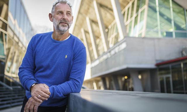 Thomas Muster vor der Wiener Stadthalle. Der Steirer, 56, macht sich Gedanken über Österreichs Tennis, im Speziellen über Dominic Thiem. 