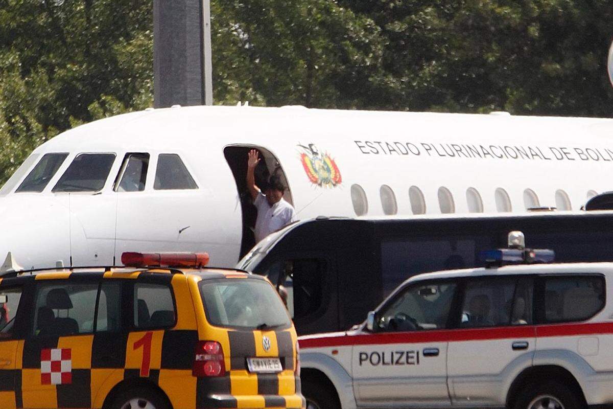 Morales bedankte sich bei Österreich, er sei hier "exzellent behandelt worden". Um 11.45 hob seine Maschine schließlich von Schwechat ab.