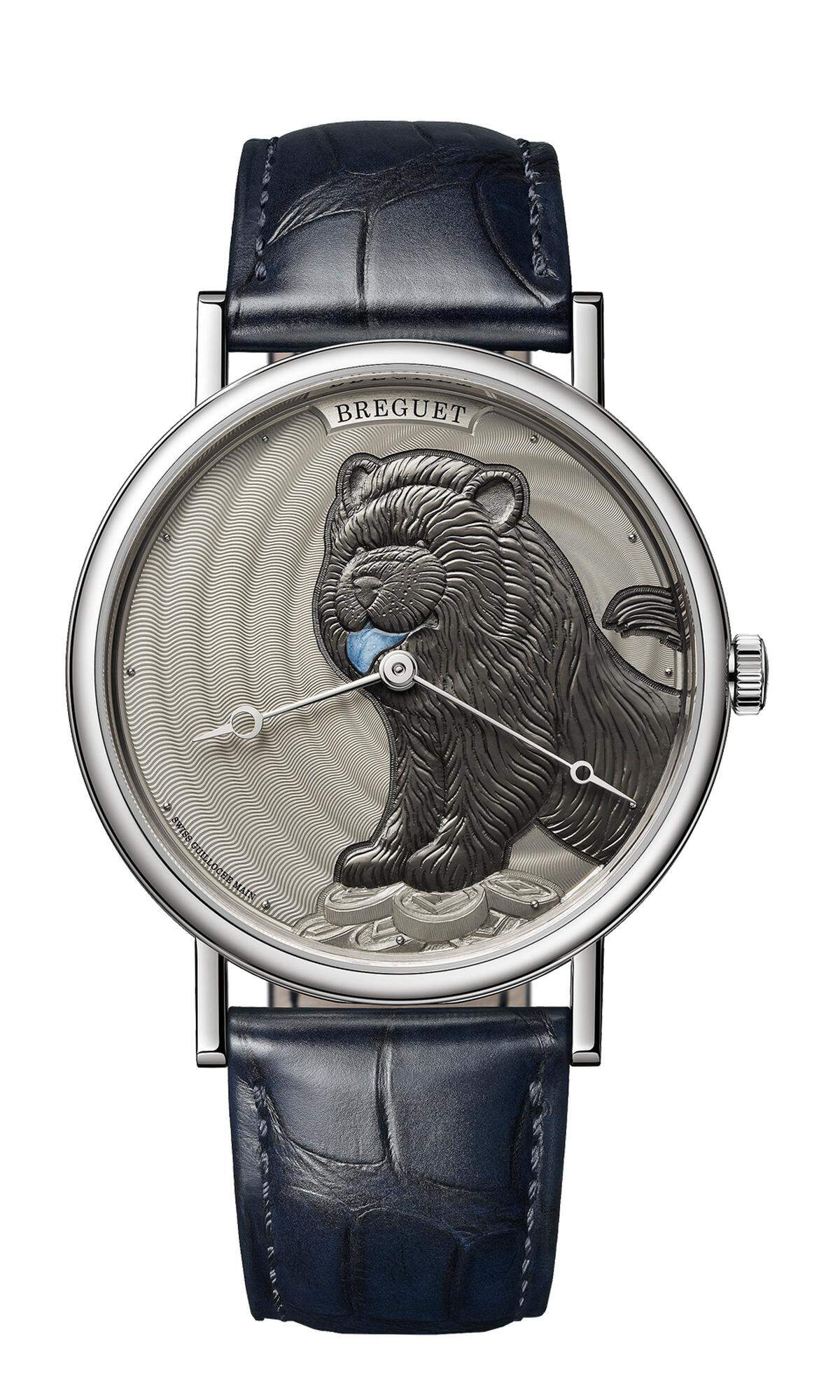 Breguet, „Classique 7145 Chow-Chow“: Ein ziselierter Chow-Chow schmückt das Zifferblatt dieser Sonderserie, die auf acht Stück limitiert ist. Die Uhr aus 18 Karat Weißgold ist mit einem extraflachen Automatikwerk ausgestattet.