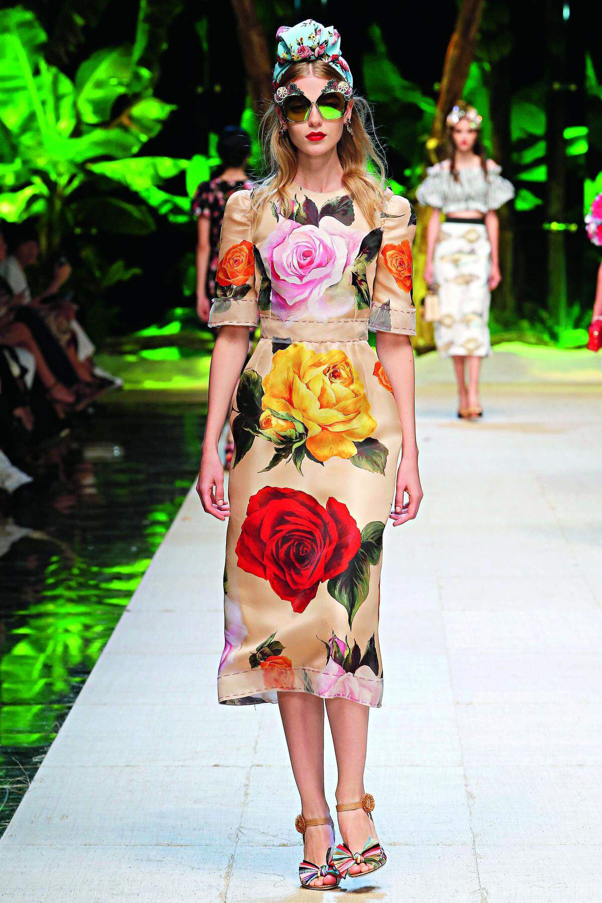 Überdimensionale Rosendrucke finden bei diesem Look von Dolce &amp; Gabbana Verwendung.