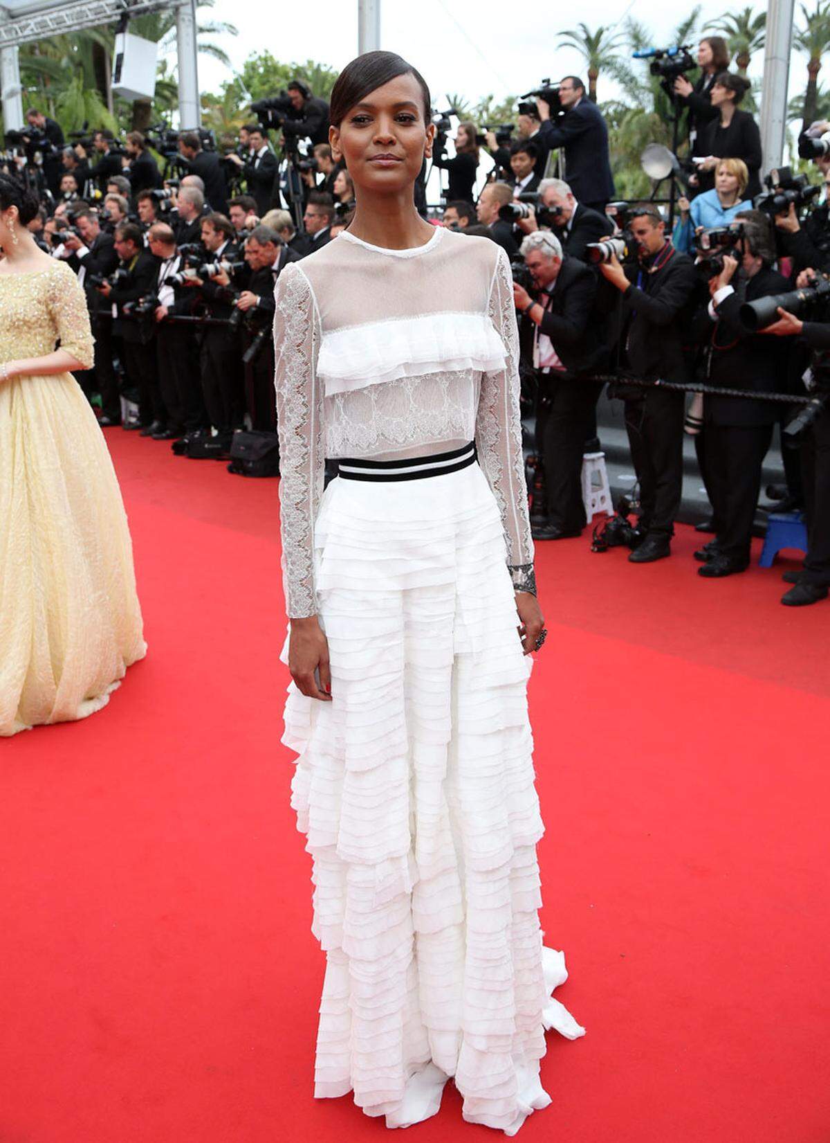 Model Liya Kebede trug ein weißes Kleid von Alberta Ferretti.