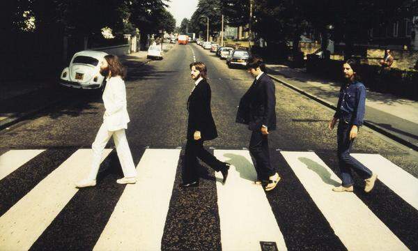 Verkehrte Popwelt: Warum raucht Paul McCartney nicht? Warum trägt er Schuhe? Die Beatles auf der Abbey Road, fotografiert 1969 von Iain Macmillan. 
