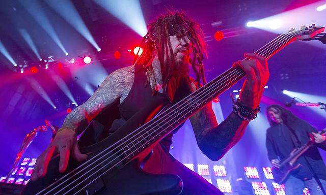 Korn-Bassist "Fieldy" beim Konzert in Prag. Er muss für Südamerika passen.