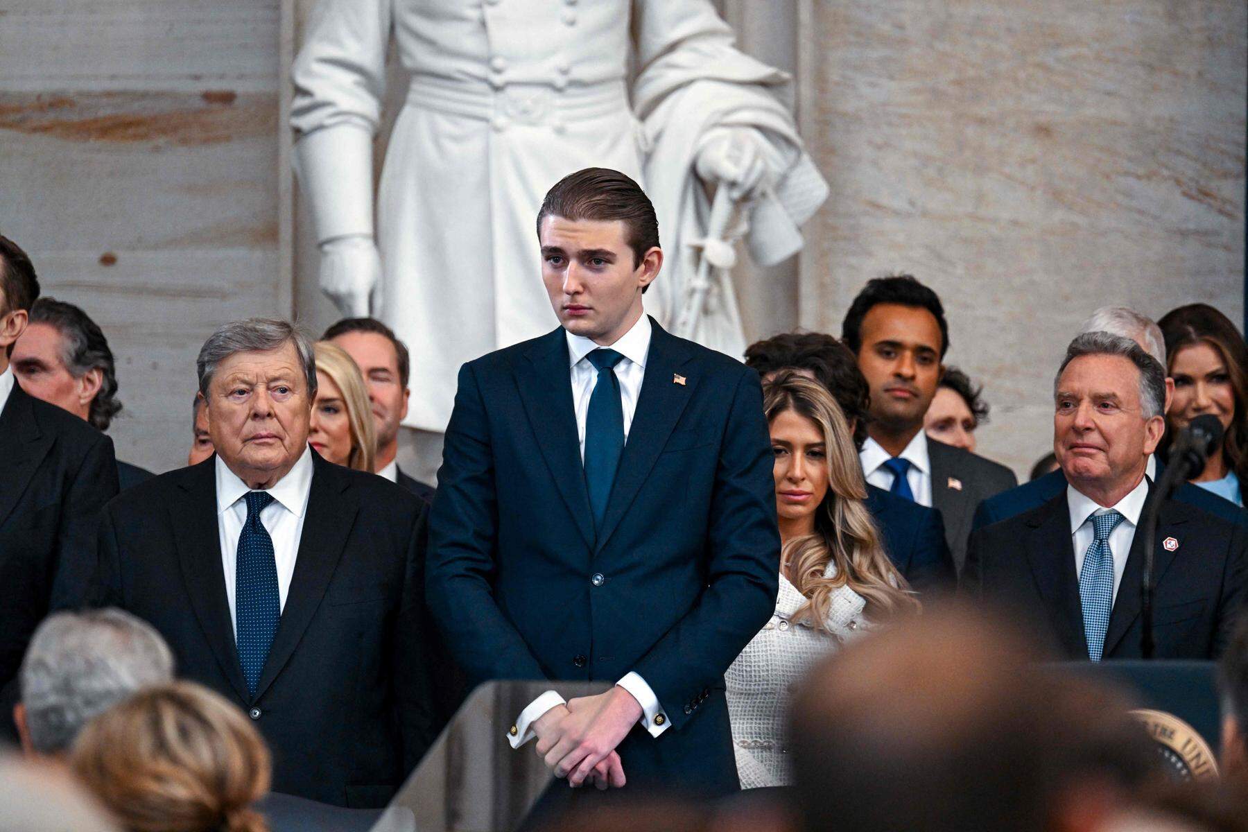 Barron Trump (Mitte) und sein Großvater Viktor Knavs, der Vater von Melania Trump (li.), in der Rotunde des Kapitols.