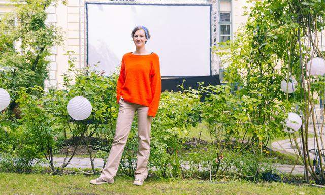 Lisa Mai organisiert im Juli und August das Kurzfilmfestival Dotdotdot im Garten des Volkskundemuseums.