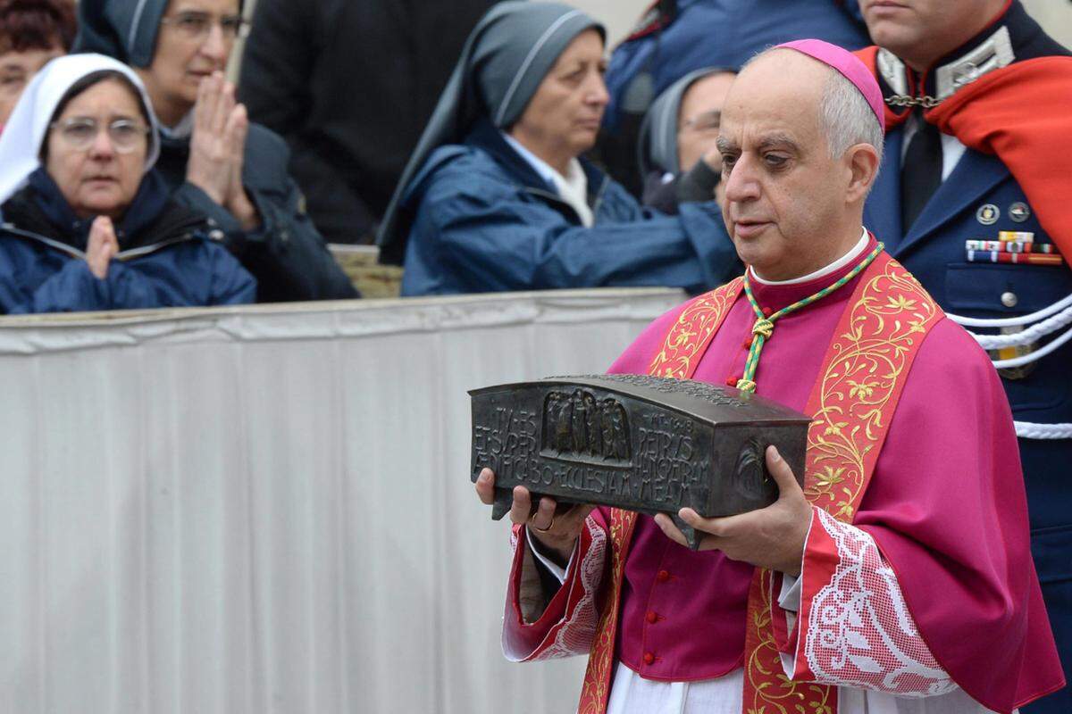 Zum Abschluss des "Jahres des Glaubens" hat der Papst am Sonntag erstmals Reliquien des Apostels Petrus öffentlich gezeigt. Die Reliquien wurden während einer Messe auf dem Petersplatz zur Verehrung ausgestellt.