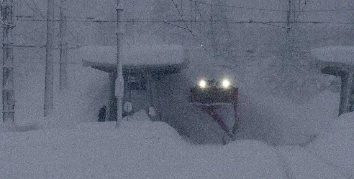 Eine von den ÖBB veröffentlichte Aufnahme zeigt einen Schneeräumzug der Bahn.