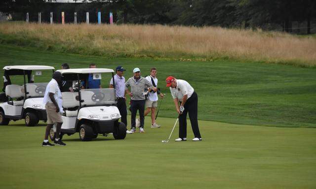 Donald Trump ist leidenschaftlicher Golfspieler, am liebsten auf seinem Anwesen in Mar-a-Lago. Im Bild spielt Trump bei einem Promi-Turnier in Bedminster, New Jersey.
