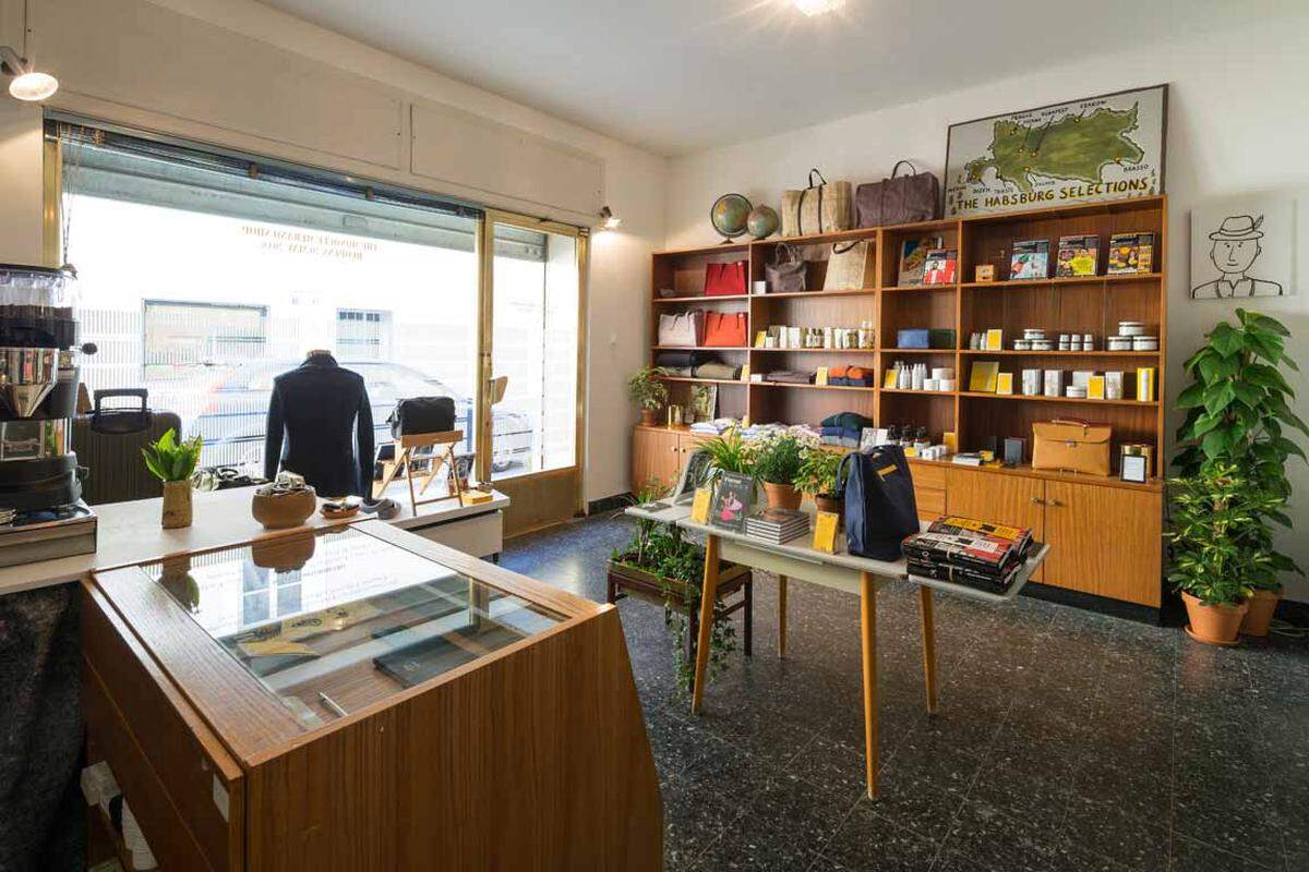 Der Shop liegt im Villenviertel Obermais und soll Anlaufpunkt für Touristen und Einheimische werden, die hier nicht nur Kaffee und Spitz zu sich nehmen, sondern auch Produkte kaufen können, die es sonst nirgendwo in Südtirol zu finden gibt.