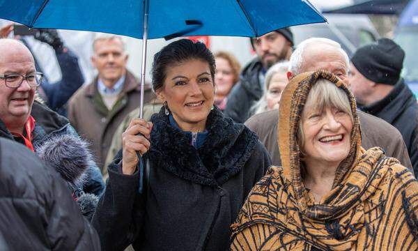 Zu der Demonstration hatten die Linken-Politikerin Sahra Wagenknecht und die Frauenrechtlerin Alice Schwarzer aufgerufen.