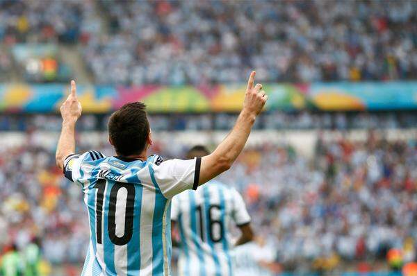 Der Dank nach oben. Lionel Messi schießt Argentinien zu einem 3:2-Sieg gegen Nigeria, das sich neben den Gauchos für das Achtelfinale qualifiziert.