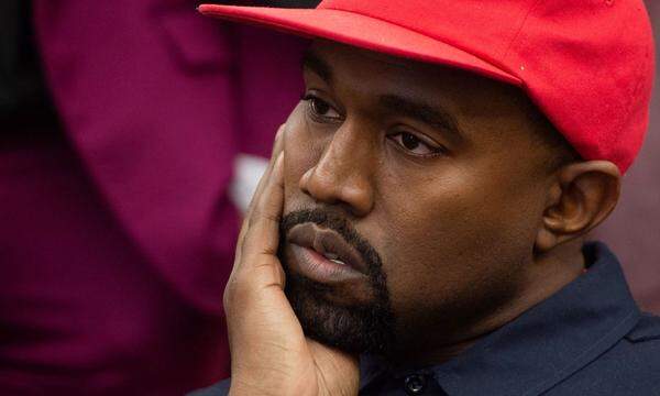 Wegen antisemitischer Äußerungen war Rapper Kanye West bzw. Ye auf Twitter gesperrt. 