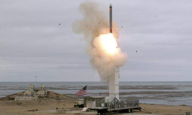 Die USA feuerten eine bodengestützte Rakete in Kalifornien ab, die weiter als 500 Kilometer flog.