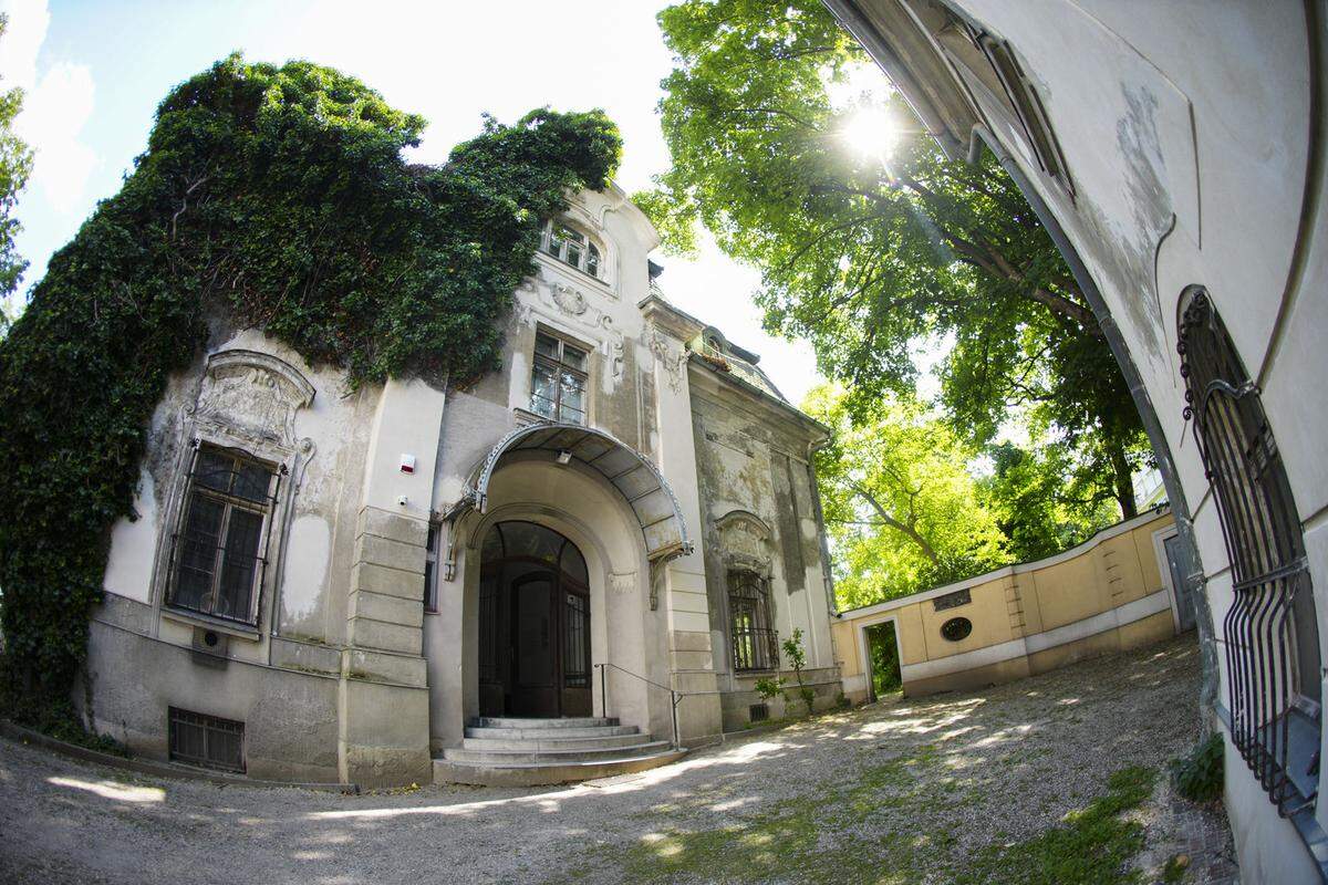Ein Jahr lang verspricht die verfallene Villa Mautner-Jäger auf der Landstraßer Hauptstraße zum Treffpunkt der Wiener Kunstszene zu werden. Denn ehe das denkmalgeschützte Jahrhundertwende-Herrenhaus saniert und vor dem Verfall gerettet wird, zieht die Kunst ein.