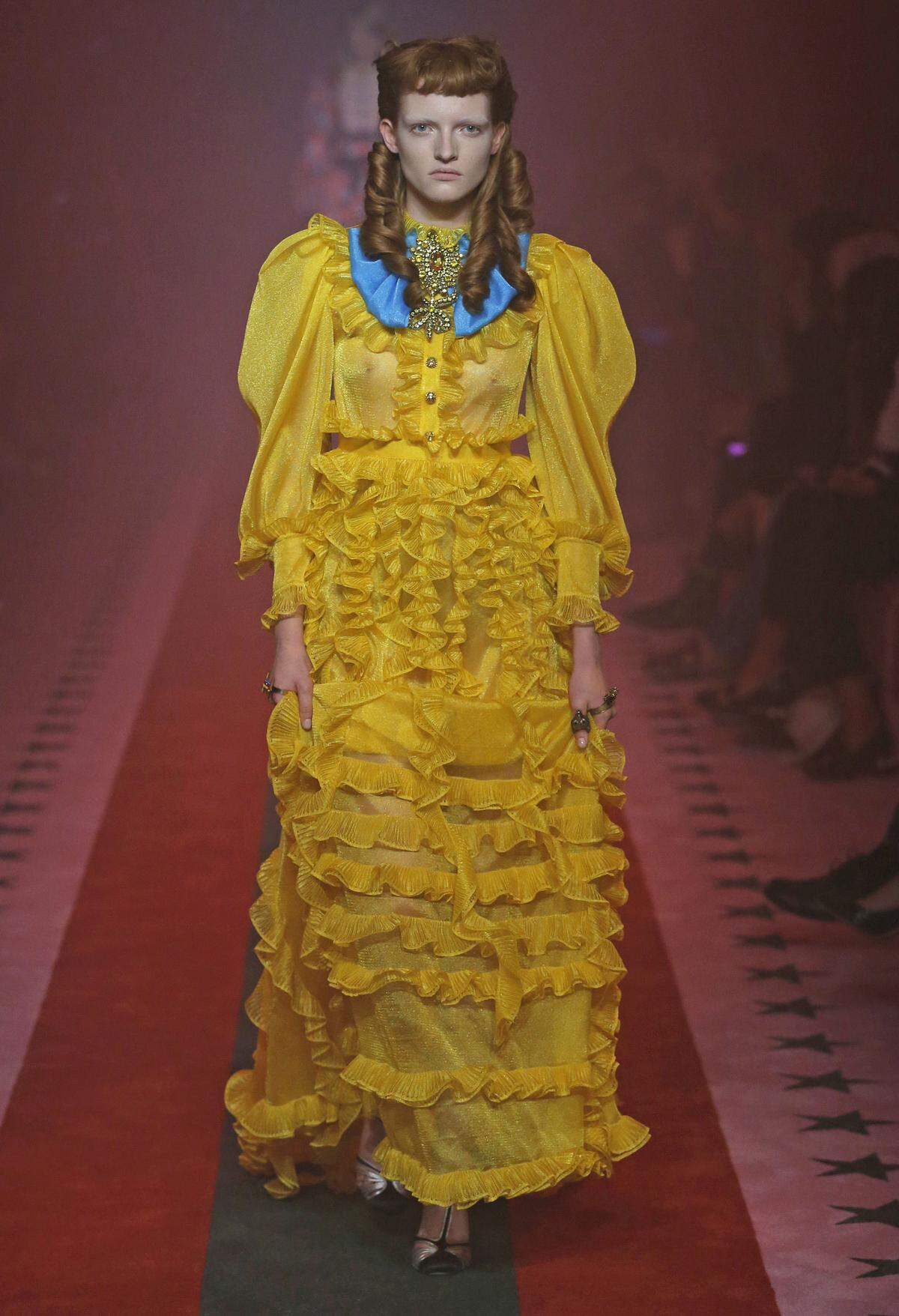 Gucci belebt dieses gelbe Kleid mit Rüschen in Quer- und Längsrichtung.