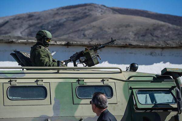 Panzerfahrzeug mit Aussicht: Ein - vermutlich russischer- Soldat einer Einheit, die die ukrainische Militärbasis bei Perevalnoye blockiert.