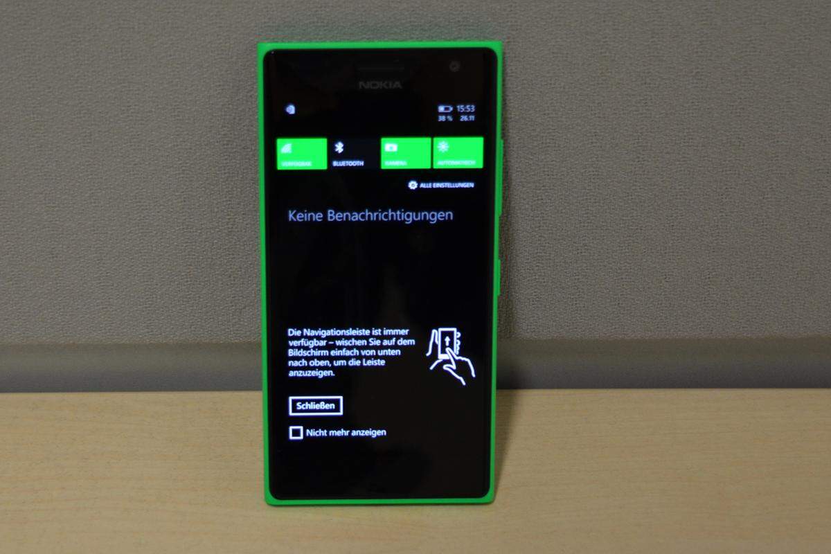 Das Lumia 735 bietet, und das ist ungewöhnlich in dieser Preiskategorie, ein LTE-Modul. Dieses ermöglicht Downloads von bis zu 150 MBit pro Sekunde. Trotz der Tatsache, dass diese Module als Stromfresser bekannt sind, präsentiert sich der 2.200 mAh als ausdauernder Begleiter. Bei intensiver Nutzung musste das Gerät erst am zweiten Tag einen Boxenstopp an der Steckdose einlegen.