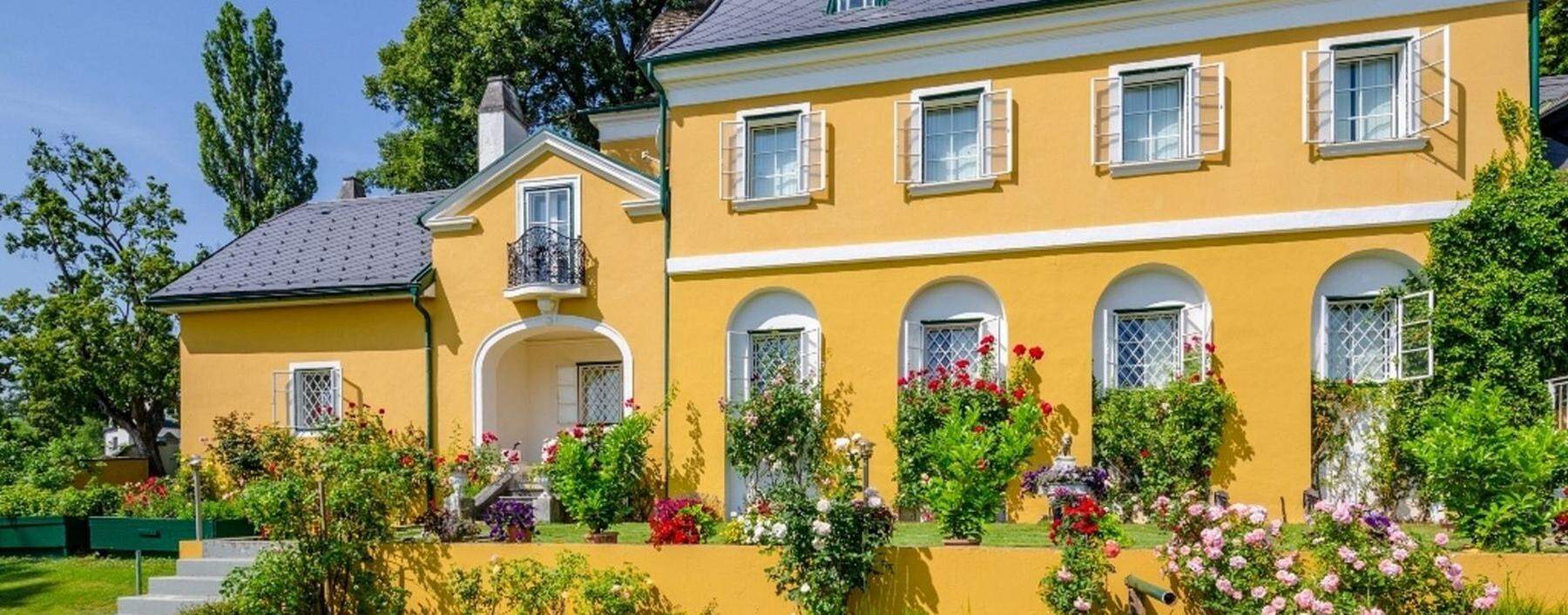 Rund um Wien sind Mikrolagen kaufentscheidend: Villa mit Garten in Gießhübel, Einfamilienhaus mit Weinkeller in Klosterneuburg und Jahrhundertwende-Rarität in Baden.