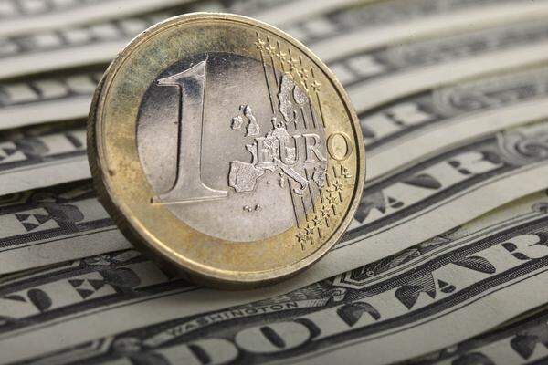 Der Eurokurs Dollar stieg bis zum April 2008 auf 1,60. Damit war ein Euro umgerechnet 1,60 US-Dollar wert. Die Aufwertung des Euros wurde durch die wirtschaftliche Erholung Europas seit dem Jahr 2005 und hier vor allem durch die Exporte weiter unterstützt. Im Gegenzug dazu stieg das Leistungsbilanz- und Haushaltsdefizit und somit auch die Verschuldung der USA.