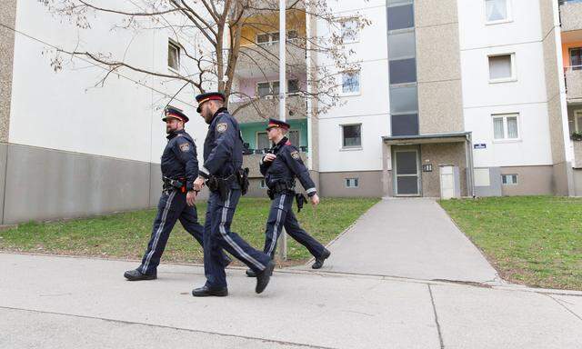 Schichtwechsel: Dreierteams von Polizisten kontrollieren seit Montag jeden, der durch diese Tür will.