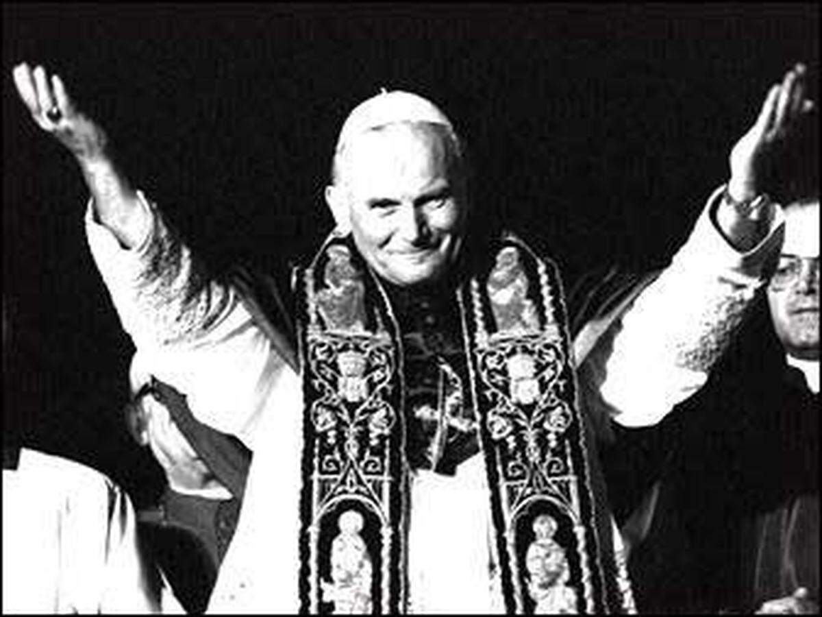 Am 16. Oktober wird Kardinal Wojtyla zum Erstaunen der gesamten Welt zum ersten polnischen Papst überhaupt und zum ersten nichtitalienischen seit 1522 gewählt. Er nimmt im Gedenken an seinen nach nur 33-tägiger Amtszeit verstorbenen Vorgänger Johannes Paul I. den Namen Johannes Paul II. an.