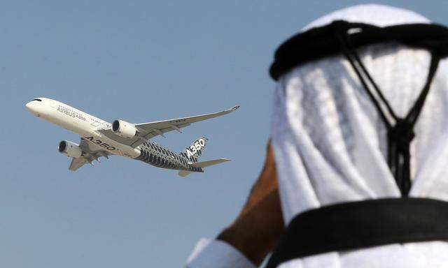 Bei Luftfahrtmessen wie der Airshow in Dubai rollen die Auftragsmilliarden. Airbus könnte Boeing dort heuer davonfliegen.