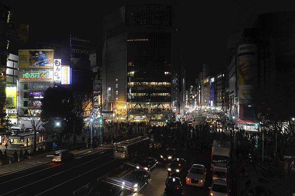 Zudem wird immer wieder der Strom abgeschaltet, weil mehrere Atomkraftwerke nach dem Beben automatisch abgeschaltet worden sind. Selbst in Tokio gehen immer wieder die Lichter aus.